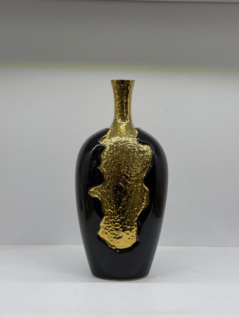 فازة بورسلين  سوداء  بلمسة ذهبية
